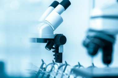 实验室显微镜镜片。实验室中的现代显微镜