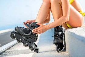 在高速公路上的滚子泳装的女人