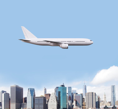 在城市上空飛行的飛機圖片