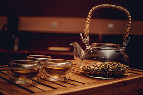 用草药玻璃中国茶壶图片