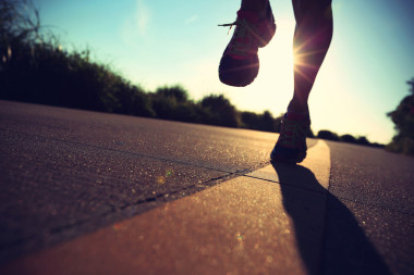 年輕的健身女性腿部運行照片