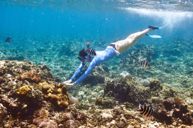掩码浮潜的女人图片