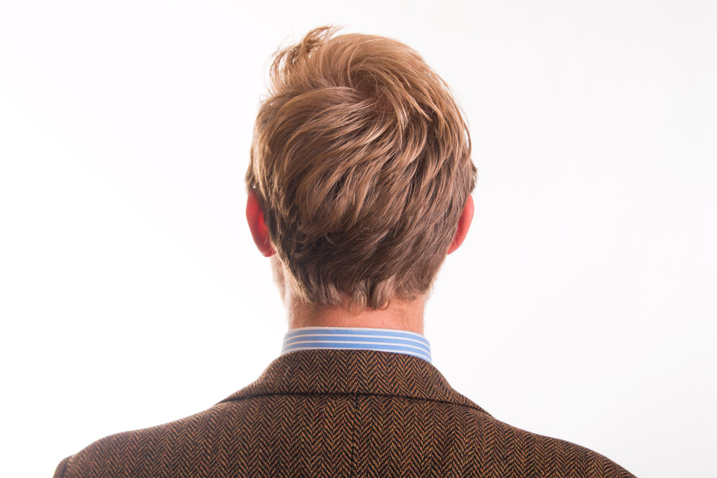 头和一名年轻男子的头发 