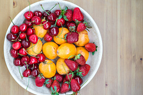 成熟的樱桃、 草莓、 枸杞在一个碗