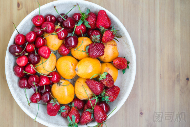 成熟的櫻桃、 草莓、 枸杞在一個(gè)碗