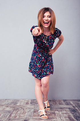 女人手指嘲笑相机