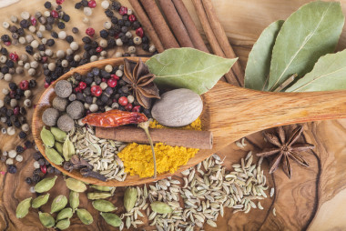 與各種各樣的香料木勺圖片