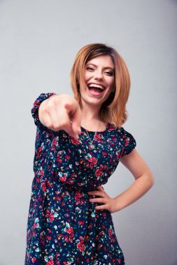 指著相機(jī)的女人