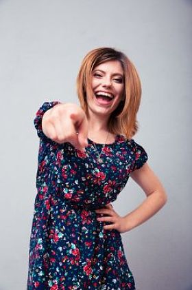 指着相机的女人