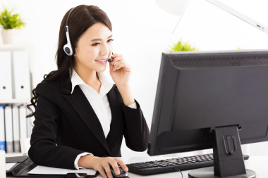 美麗的年輕商業(yè)女人與耳機在辦公室