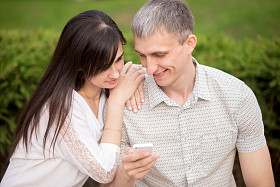 玩手机的夫妇
