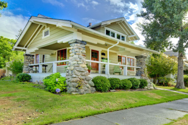 涵蓋前廊的老工匠風(fēng)格家居.照片