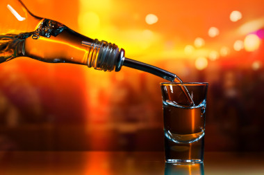 在玻璃桌上的伏特加在酒吧