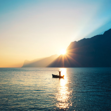 歡天喜地人狂喜在日落時在船上