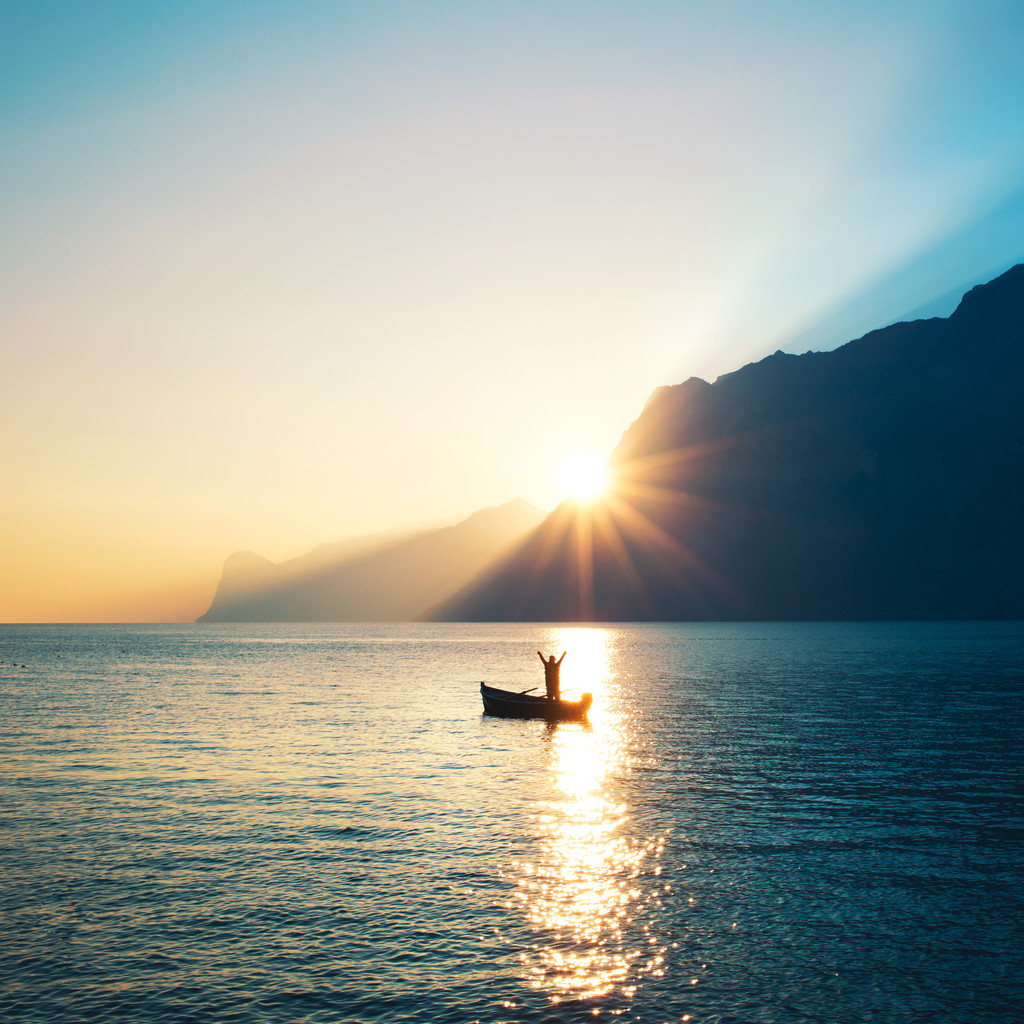 欢天喜地人狂喜在日落时在船上 欢天喜地人狂喜在日落时在船上