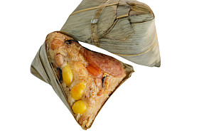 白色背景上的粽子或中国糯米饺子