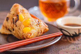 特写粽子或糯米饺子与茶.图片