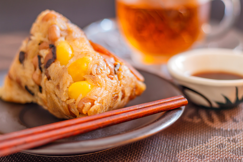 特写粽子或糯米饺子与茶.图片
