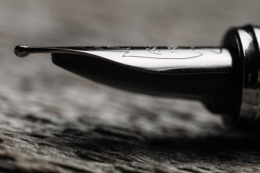 鋼筆宏在白色背景