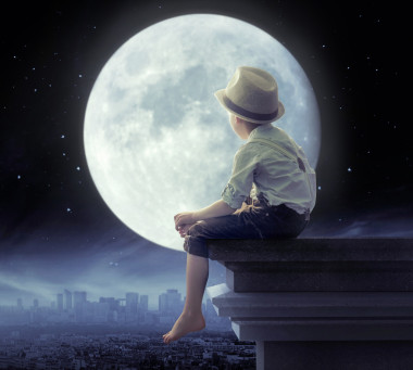 小男孩看夜晚的城市