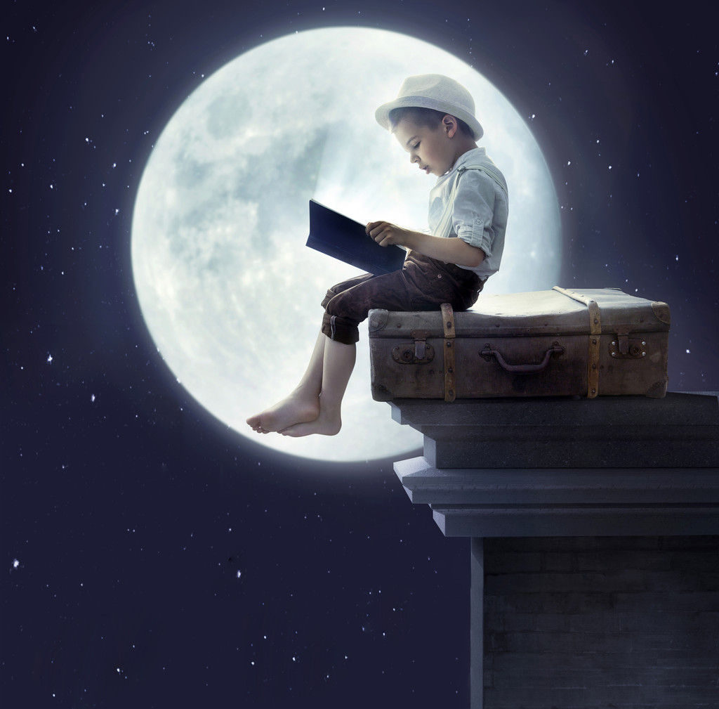 读一本书的一个小男孩的肖像图片 读一本书的一个小男孩的肖像图片