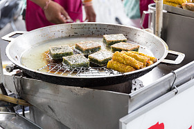 在曼谷，泰国街头食