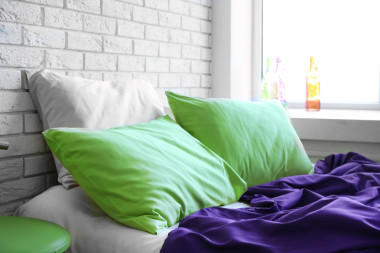 舒適的床，枕頭和毯子在臥室