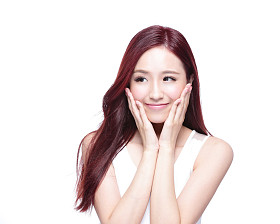 摸脸的女人照片