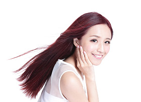 女人，在迷人的笑容摆姿势图片