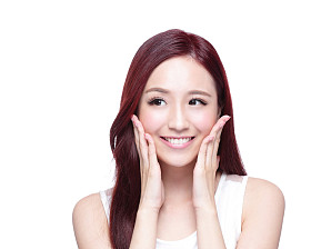 女人摸她的脸图片