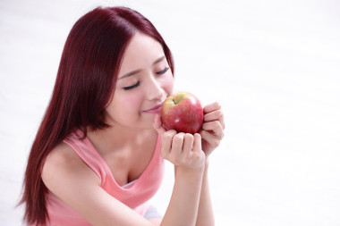 顯示蘋果帶微笑的女孩