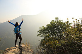 女人名徒步旅行者在山的顶峰图片
