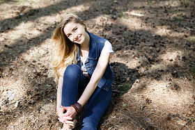 年轻的时髦女孩在森林徒步旅