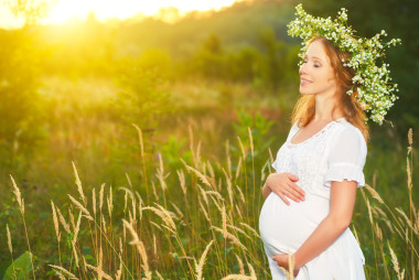 美麗的花環(huán)在夏天自然放松懷孕女人