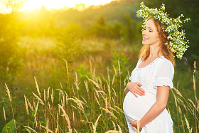 美丽的花环在夏天自然放松怀孕女人
