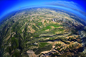 与古代多彩砂岩地层中的自然景观 