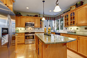 令人震惊的厨房，硬木地板和大理石计数器