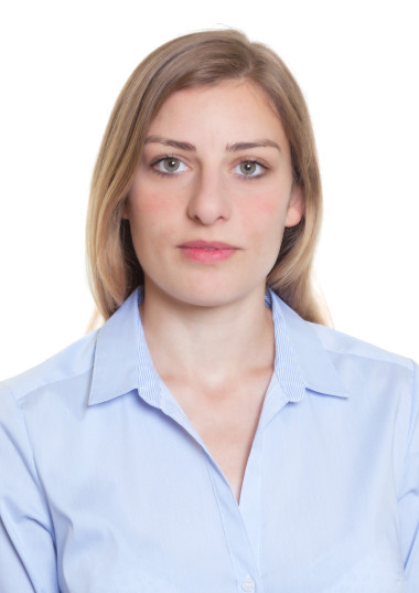 穿藍色襯衫的金發(fā)碧眼德國女人的畫像