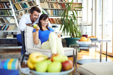 夫婦在家上互聯(lián)網(wǎng) websurfing