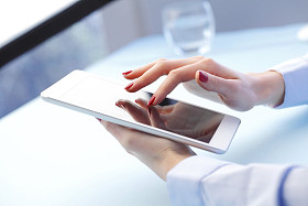 女性的手触碰屏幕