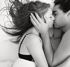 浪漫情侣拥抱和接吻