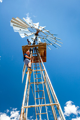 男子攀爬的风车