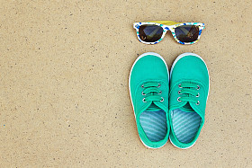 绿色运动鞋和太阳镜图片