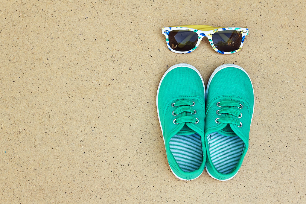 绿色运动鞋和太阳镜图片 绿色运动鞋和太阳镜图片