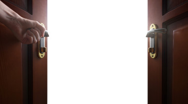 打开的门的房间