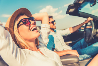 女人和她的男朋友在敞篷車圖片