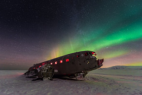 北极光在飞机残骸