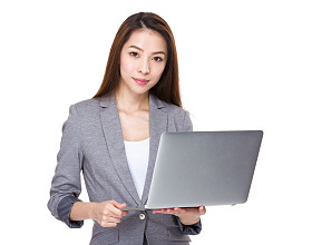在商务套装的年轻亚洲女商人图片