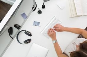 在办公室工作图片