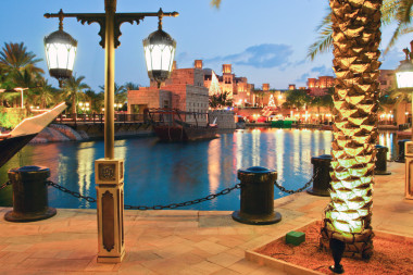 阿拉伯酒店燈光下的燈籠在圣誕前夜，配音